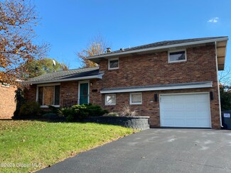 8 Miracle Ln, Albany, NY 12211