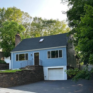 37 Soundview Rd, Huntington, NY 11743
