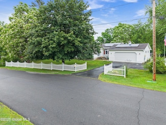 9 Imperial Ln, Stuyvesant, NY 12173