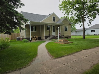 516 8th St SE, Watertown, SD 57201