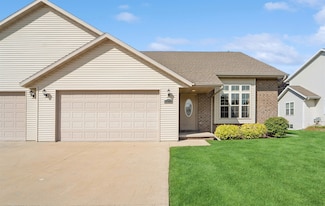 1207 Saunders Rd, Kaukauna, WI 54130