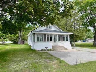 747 Petoskey Ave, Charlevoix, MI 49720
