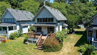 208 Combs Cir, Yachats, OR 97498