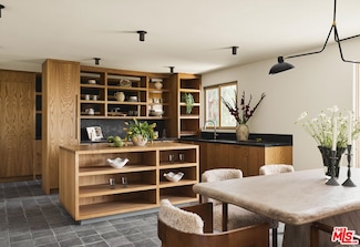 5698 Holly Oak Dr, Los Angeles, CA 90068