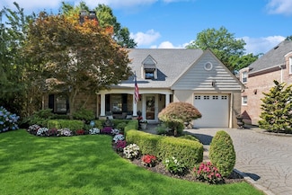 42 Roxen Rd, Rockville Centre, NY 11570
