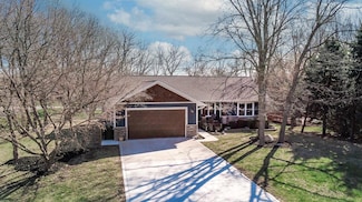 128 Holland Dr, Pella, IA 50219