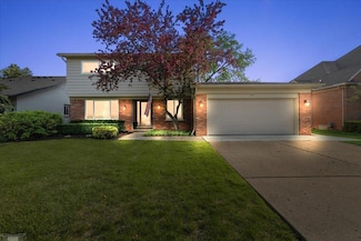 901 Hollywood Ave, Grosse Pointe Woods, MI 48236