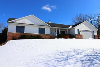 802 Links Dr, Poynette, WI 53955