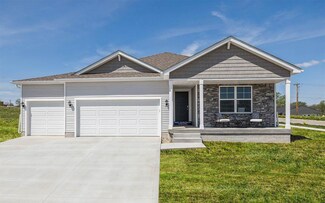 2903 Savannah Dr, Hiawatha, IA 52233