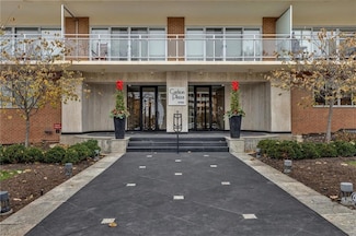 4740 Roanoke Pkwy Unit 305, Kansas City, MO 64112