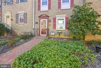 3872 University Dr, Fairfax, VA 22030