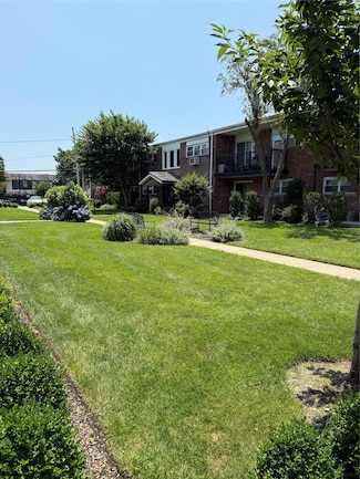 18 Ivy St Unit 1B, Farmingdale, NY 11735