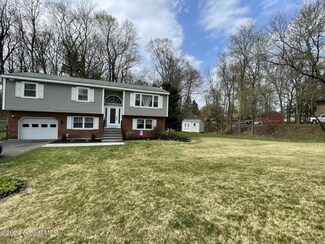 7 Oakwood St, East Greenbush, NY 12061
