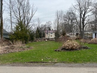 9609 Point Breeze Dr, Lake Erie Beach, NY 14006