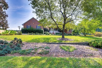 3132 Fox Den Cir, Iron Station, NC 28080