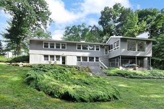 52 Marthas Point Rd, Concord, MA 01742