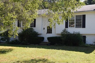51 Ivanhoe Dr, Topsham, ME 04086