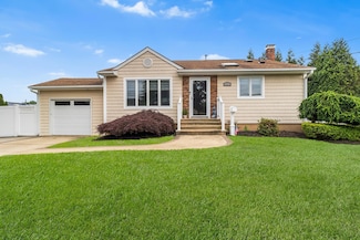 270 Farmers Ave, Lindenhurst, NY 11757