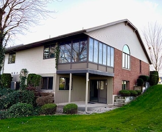 212 Parkside Dr, Zeeland, MI 49464