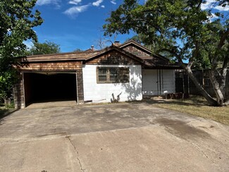 913 S Main St, Floydada, TX 79235