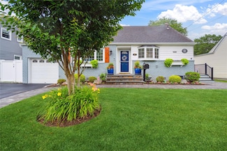 87 3rd Ave, Massapequa Park, NY 11762