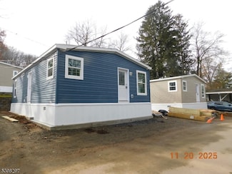 11 Front St, Oxford, NJ 07863