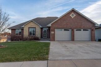 6082 Forest Hills Dr, Dubuque, IA 52002