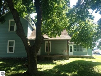 126 N 2nd St, Edmore, MI 48829