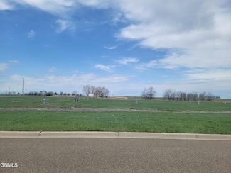 305 Hickman St, Grenora, ND 58845