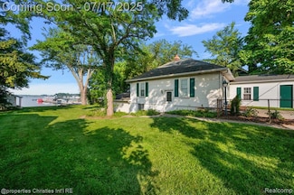 11346 E Shore Dr, Whitmore Lake, MI 48189