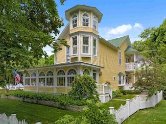 403 E Main St, Harbor Springs, MI 49740