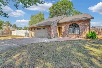 1004 NE Bob White Rd, Lawton, OK 73507