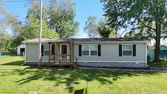 405 E Section Line Rd, Wayne City, IL 62895