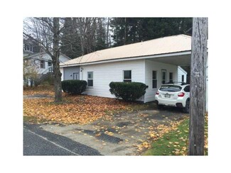 22 Pleasant St, Norway, ME 04268