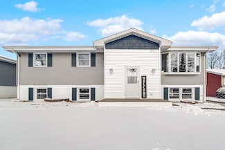 2111 44th St, Highland, IN 46322