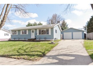 1365 Rainbow Blvd, Hiawatha, IA 52233