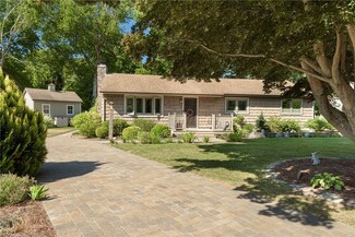 70 Quagnut Dr, Wakefield, RI 02879