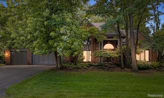 4730 Mirror Lake Dr, West Bloomfield, MI 48323