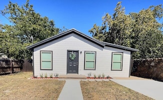 1014 W Archer St, Jacksboro, TX 76458