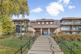 205 Barry Ave S Unit 210, Wayzata, MN 55391