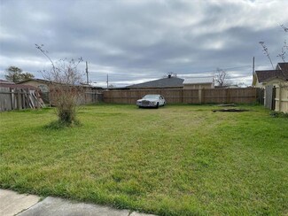 2805 Ashley Dr, Violet, LA 70092