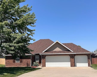 201 Sparrow Ln, Willard, MO 65781