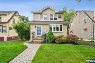 34 Carlisle St, Bergenfield, NJ 07621