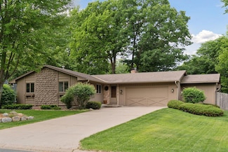 1698 Roxanna Ln, New Brighton, MN 55112