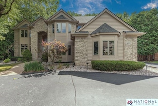 3417 Hidden Oaks Ln, West Bloomfield, MI 48324
