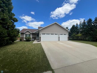 1114 Sommerset Dr, West Fargo, ND 58078