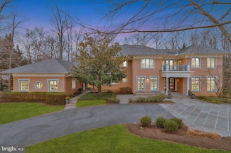 918 Centrillion Dr, McLean, VA 22102