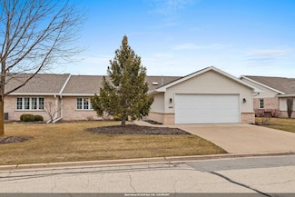 1668 Twin Lakes Cir Unit 1668, Green Bay, WI 54311