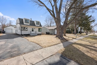 809 N Oakwood Ave, Oconomowoc, WI 53066