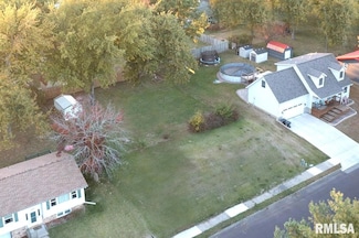 225 Maple Park Dr, Pekin, IL 61554